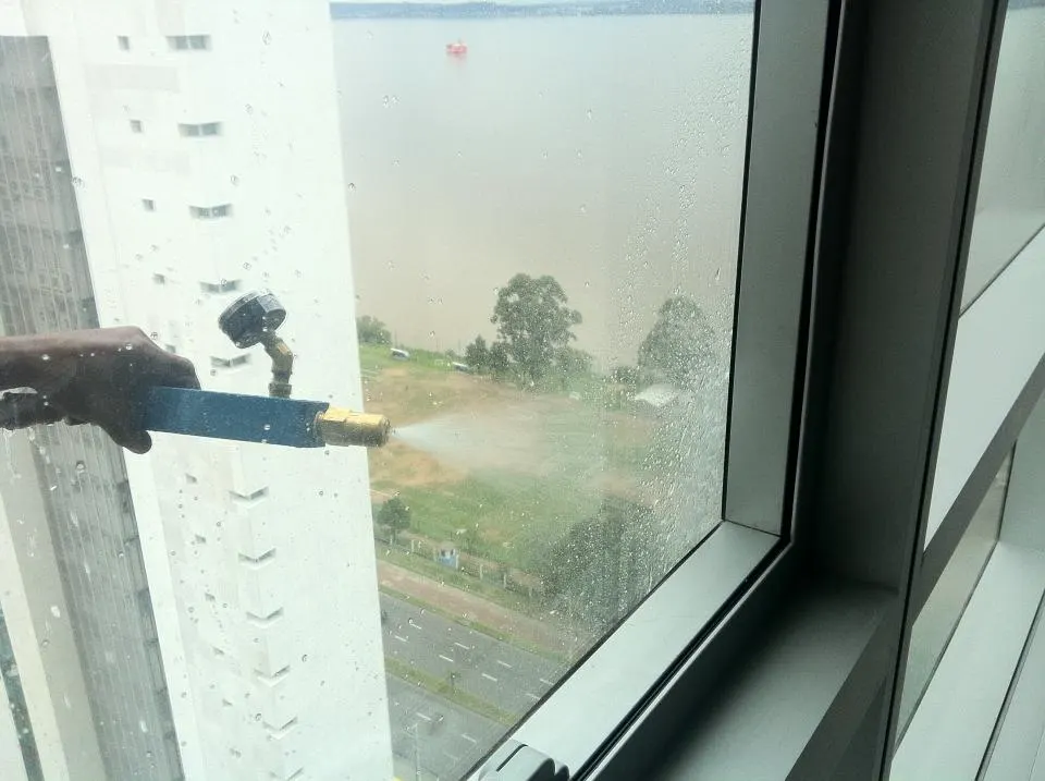 Aspersor com vista para lago
