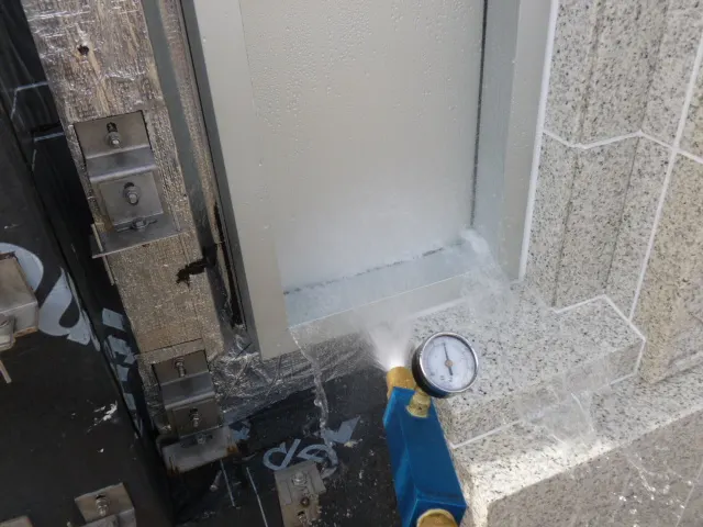 Manômetro em junta de fachada