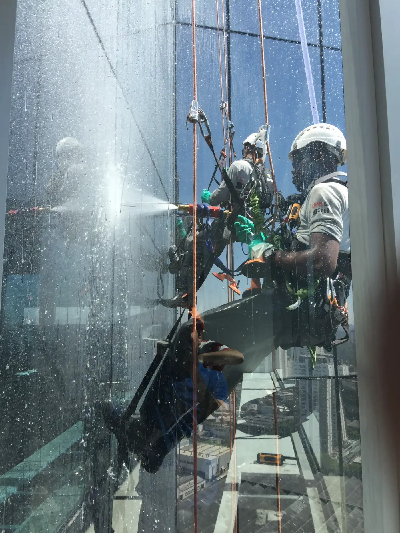 Equipe em rapel em São Paulo